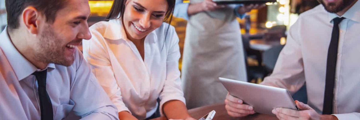 Descubra como restaurantes de sucesso utilizaram estratégias de marketing local para conquistar o público